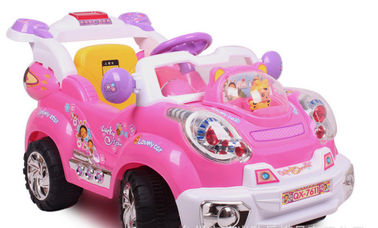 Spritzenmaschine des Spielzeugautos vorbildliche	 Spielzeugauto, das Maschine herstellt	 Plastikspielzeugauto, das Spritzenmaschine herstellt